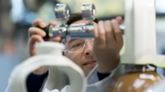 Person_an_Gasflasche_Alphagaz